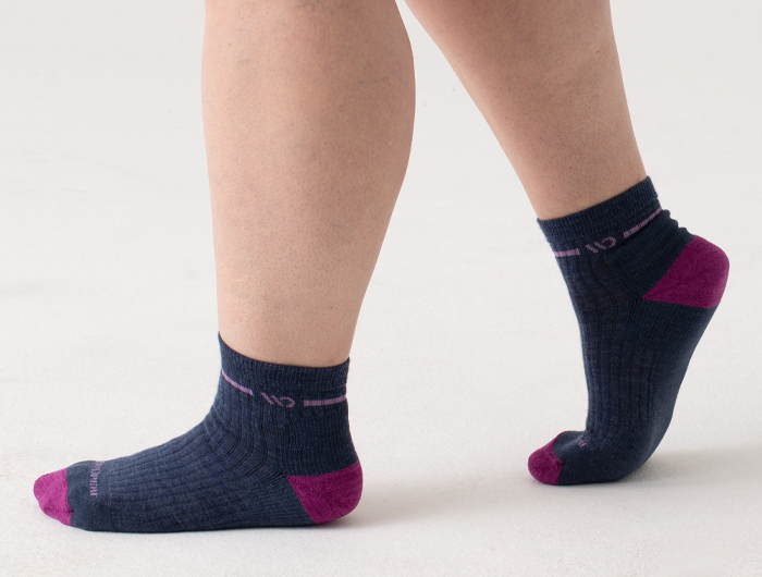 Wide Open by Darn Tough Women's Single Stripe Cushioned Quarter Socks