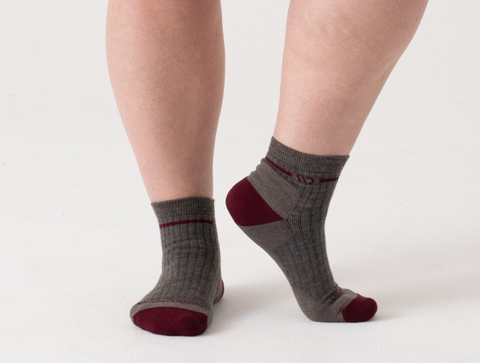 Wide Open by Darn Tough Women's Single Stripe Cushioned Quarter Socks